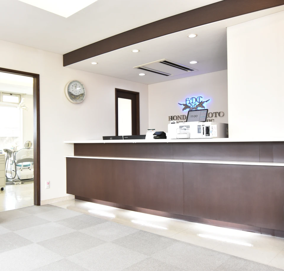 木目調の受付カウンター